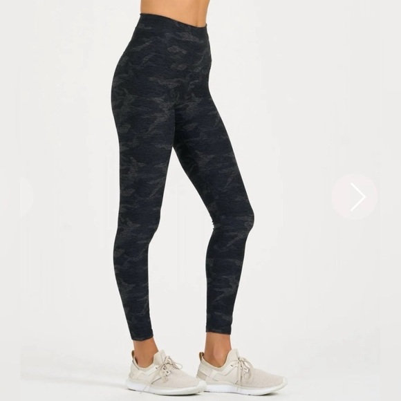 VUORI WOMEN CLEAN ELEVATION LEGGING in Black Camo Size S - Picture 2 of 5